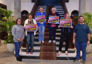 Teror entrega los cheques regalo de la campaña de Navidad