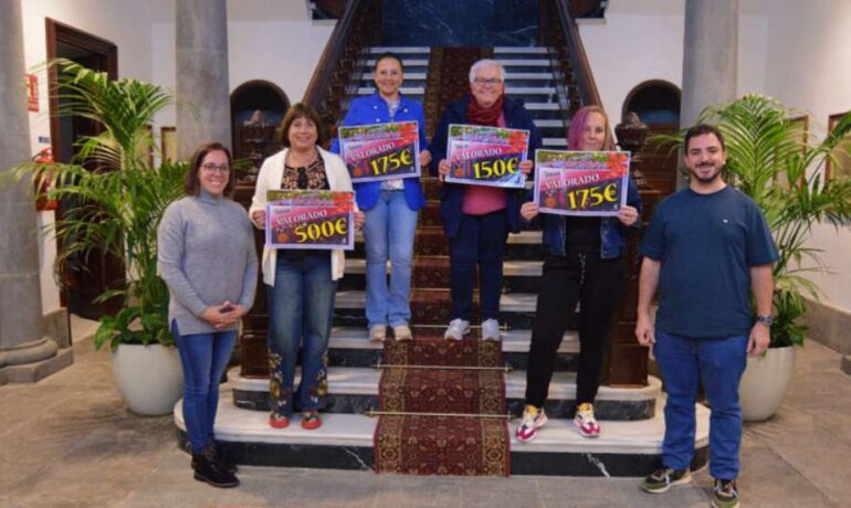 Teror entrega los cheques regalo de la campaña de Navidad